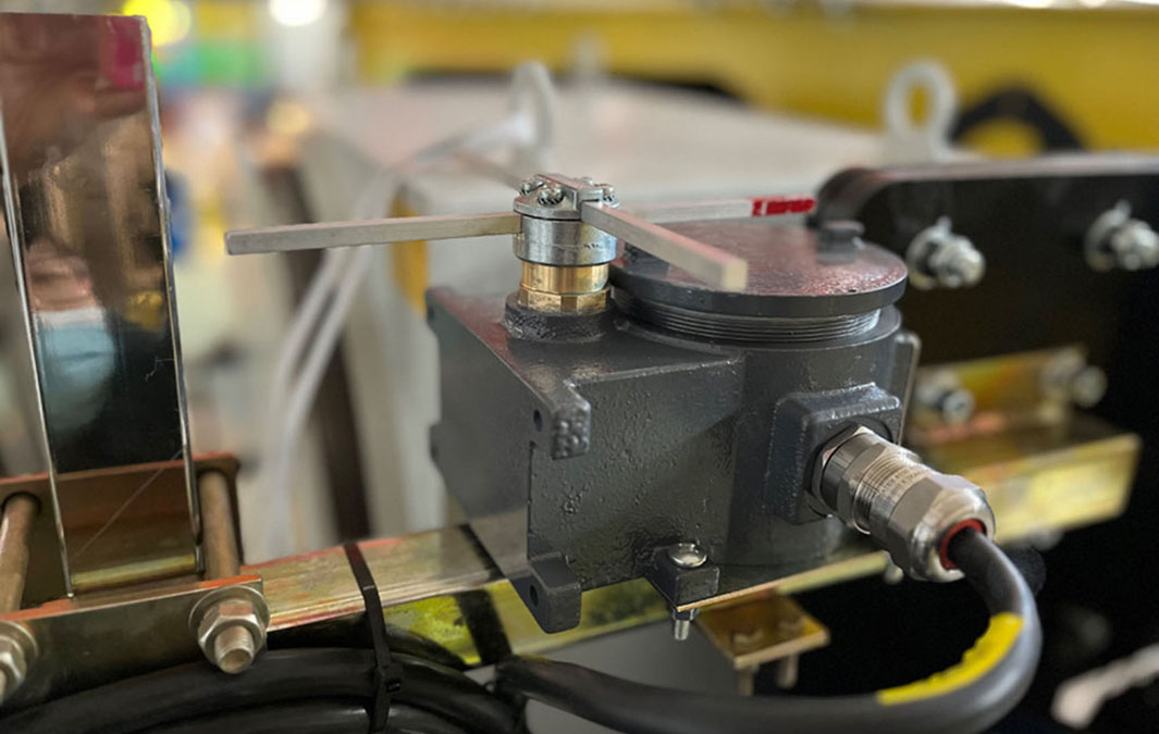 Cross travel limit switch for Hazardous area